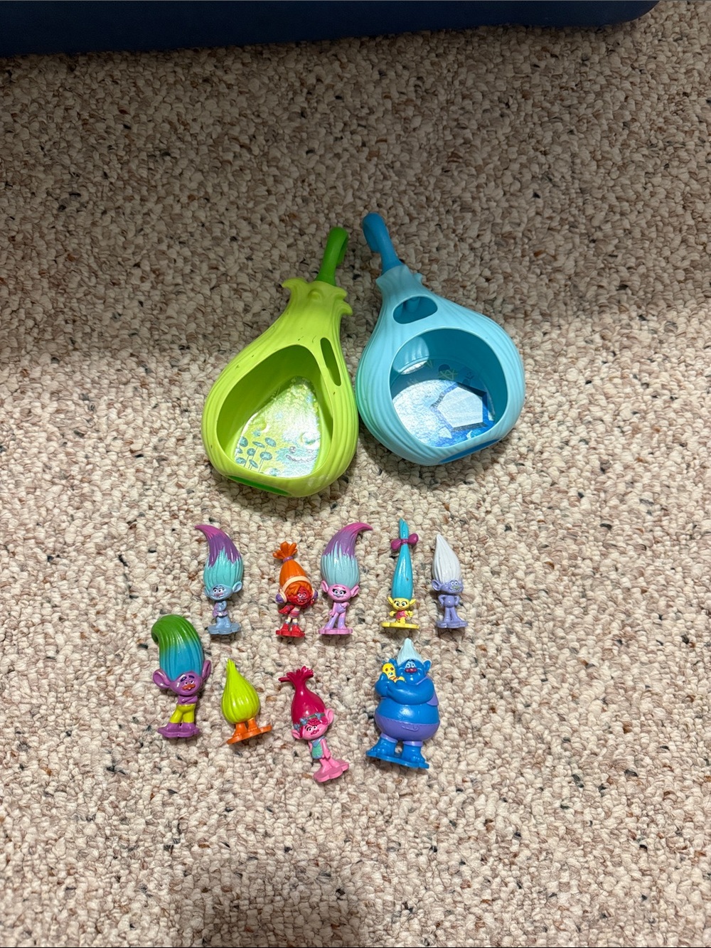 Trolls Mini Figures Playset with Green and Blue Pods